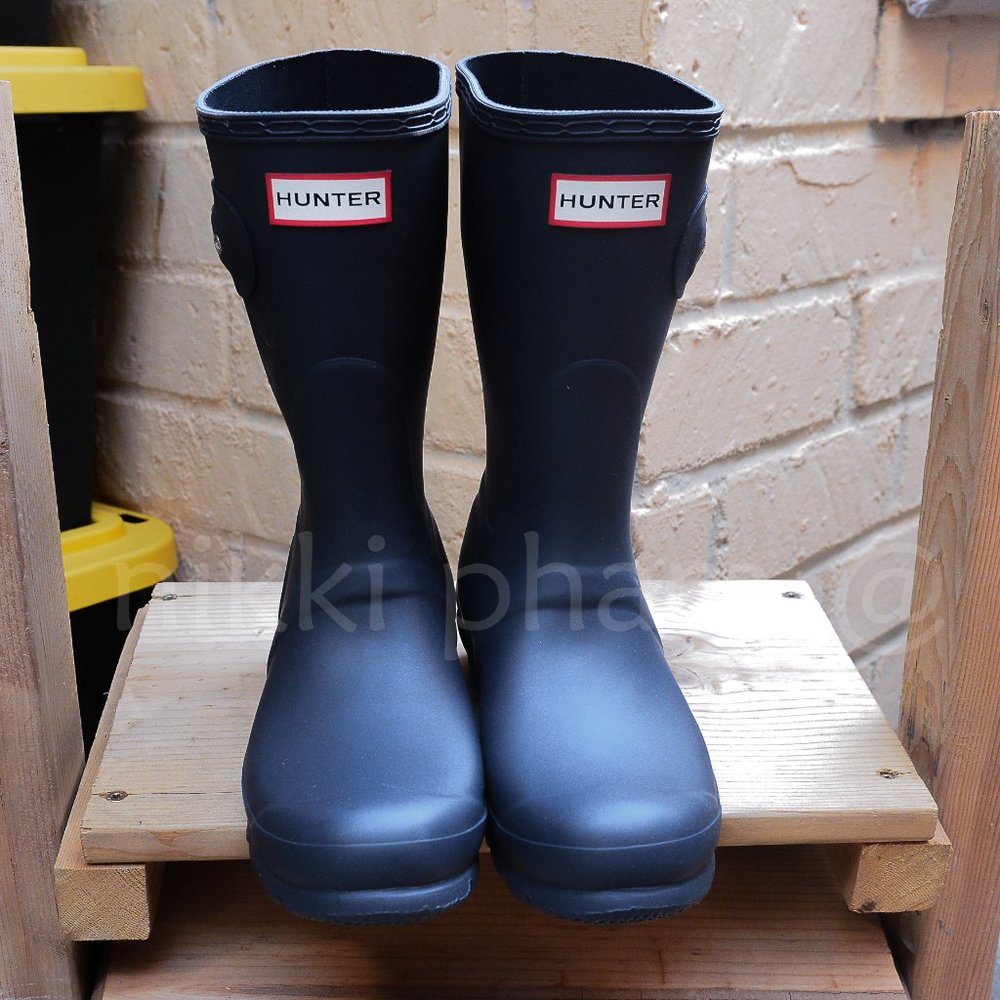 Hunter Women's Original Short Rain Boots in NAVY color . - Picture 5 of 10